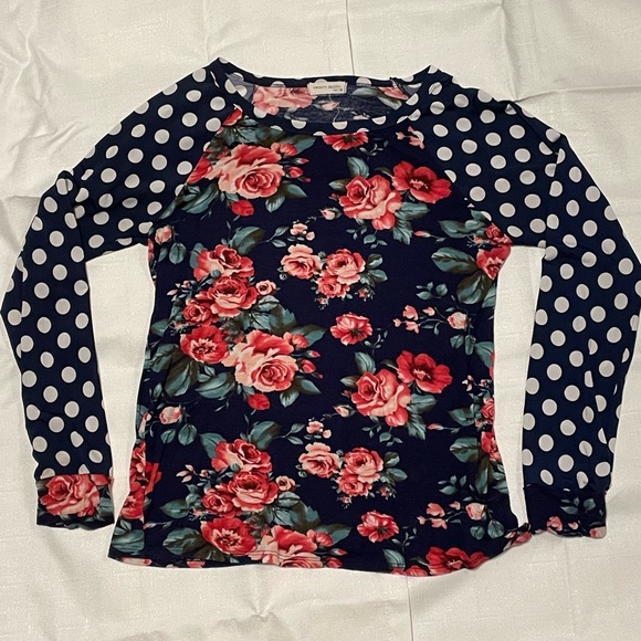 twenty second Tops - Cute UNIQUE Top!